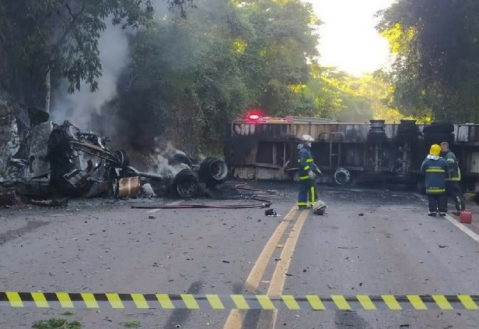 Caminhoneiro morre queimado após acidente na BR-487, entre Águas de Jurema e Luiziana
