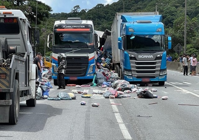 Motorista morre em batida entre caminhão e duas carretas no Paraná