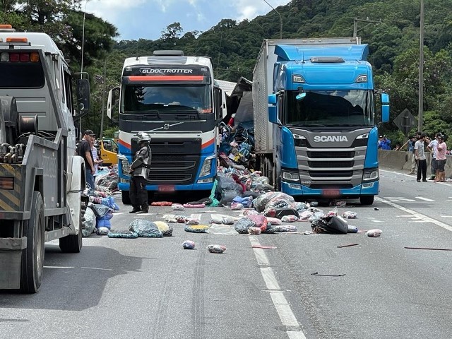 Motorista morre em batida entre caminhão e duas carretas no Paraná