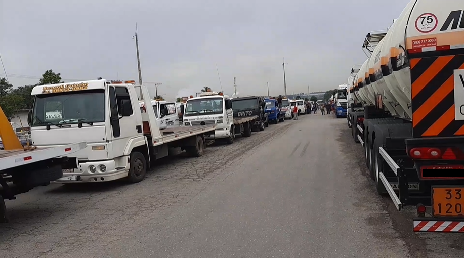 CAMINHONEIROS NO PARANÁ PROTESTAM CONTRA AUMENTO DO DIESEL