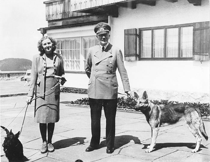 Historeando: 30 DE ABRIL DE 1945, HÁ EXATAMENTE 76 ANOS, ADOLFO HITLER SE SUICIDAVA JUNTO COM A ESPOSA APÓS TEREM-SE CASADO A MENOS DE 40 HORAS