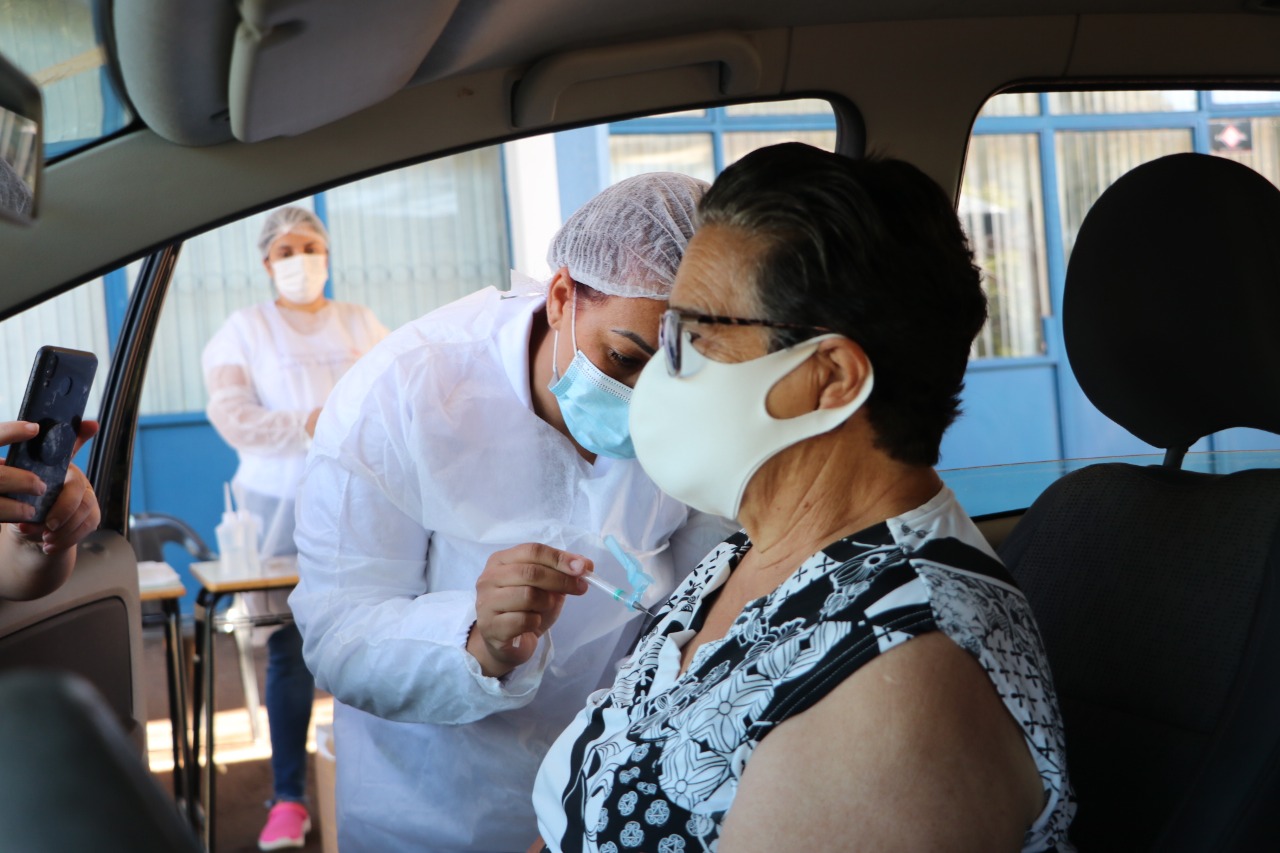 15% dos municípios do Paraná já começaram a vacinar pessoas com 60 anos