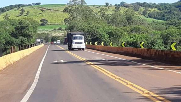 PRF recupera caminhão roubado sobre ponte do Rio Piquiri em Ubiratã