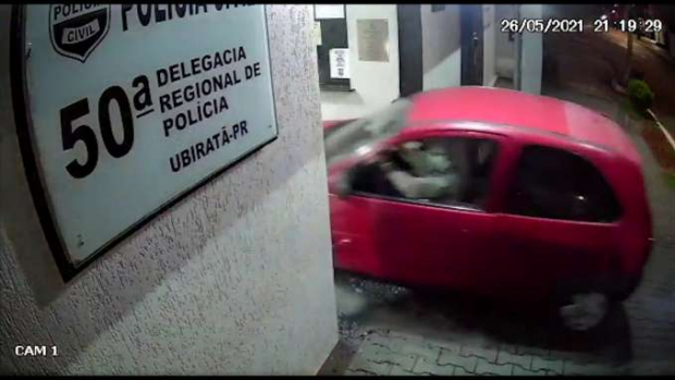 Câmera registra carro invadindo delegacia de Ubiratã