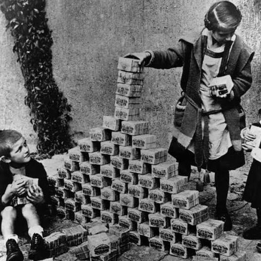 Historeando: Crianças construindo uma torre com rolos de notas de marcos alemães em 1923 na Alemanha