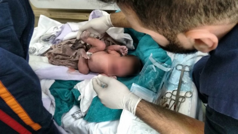 Bebê recém-nascida é abandonada na frente de casa em bairro de Curitiba