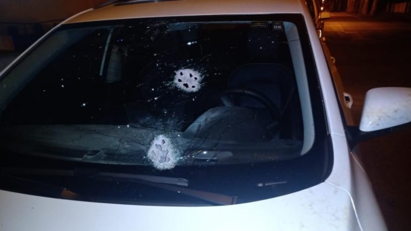 Veículo é alvejado com disparos de arma de fogo em tentativa de assalto em Mamborê