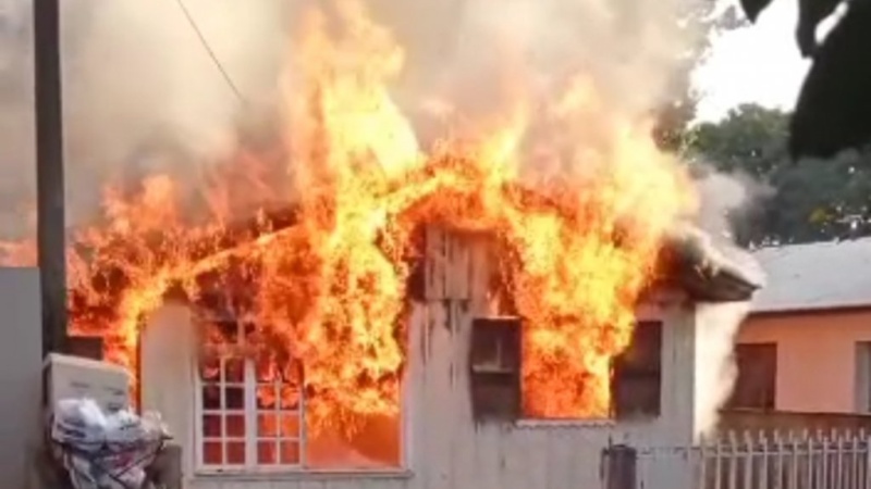 Casa é destruída pela fogo em Cafelândia