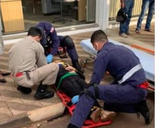 Acidente no Centro de Ubiratã deixa jovem ferida