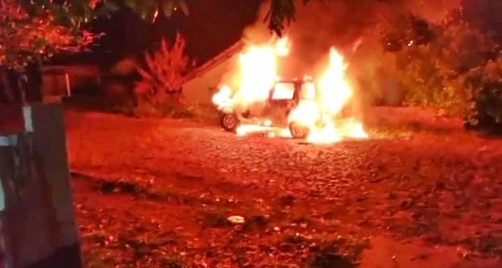 Homem é esfaqueado e tem veículo incendiado em Mamborê