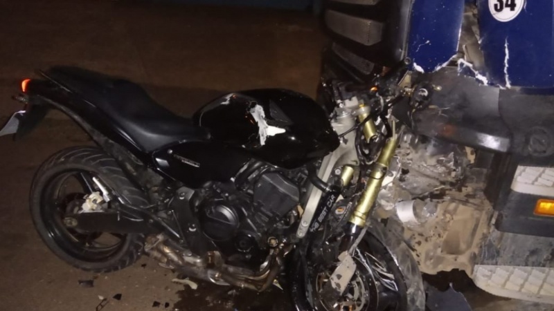 Motociclista morre ao bater em caminhão parado em Campina da Lagoa