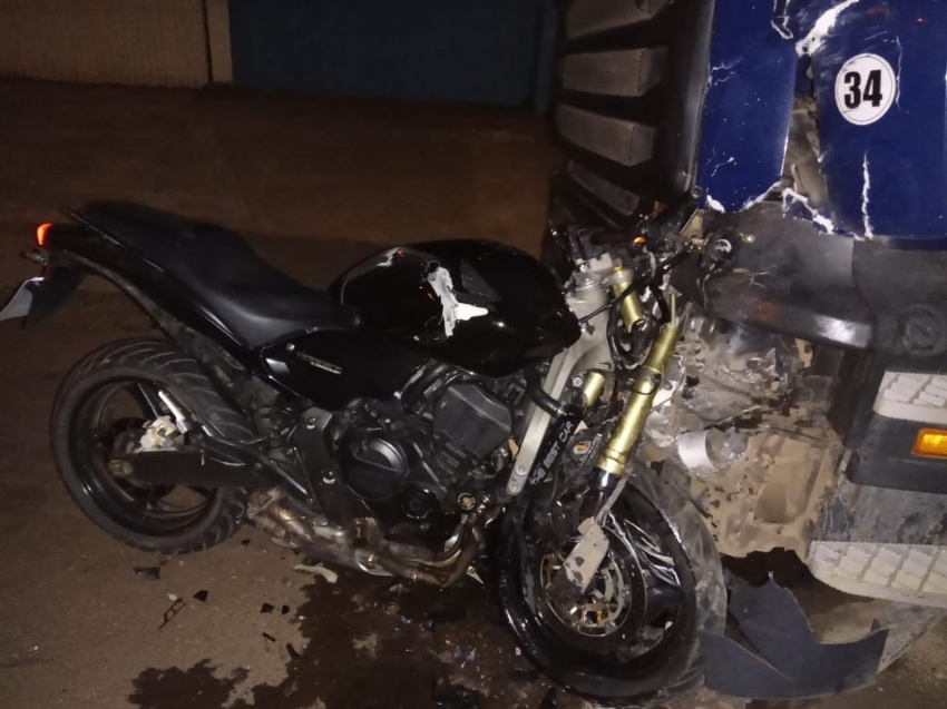 Motociclista morre ao bater em caminhão parado em Campina da Lagoa