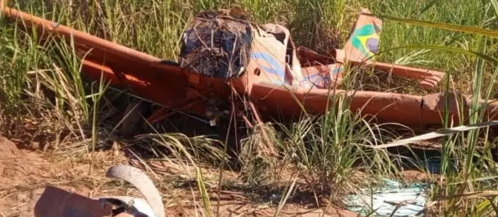 Avião agrícola cai em canavial em Umuarama