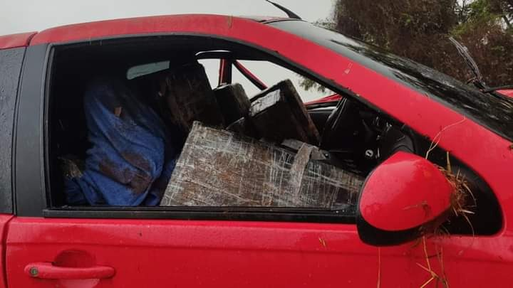 Jovem morre após capotar carro em perseguição e PRF apreende 800 kg de maconha em Ubiratã