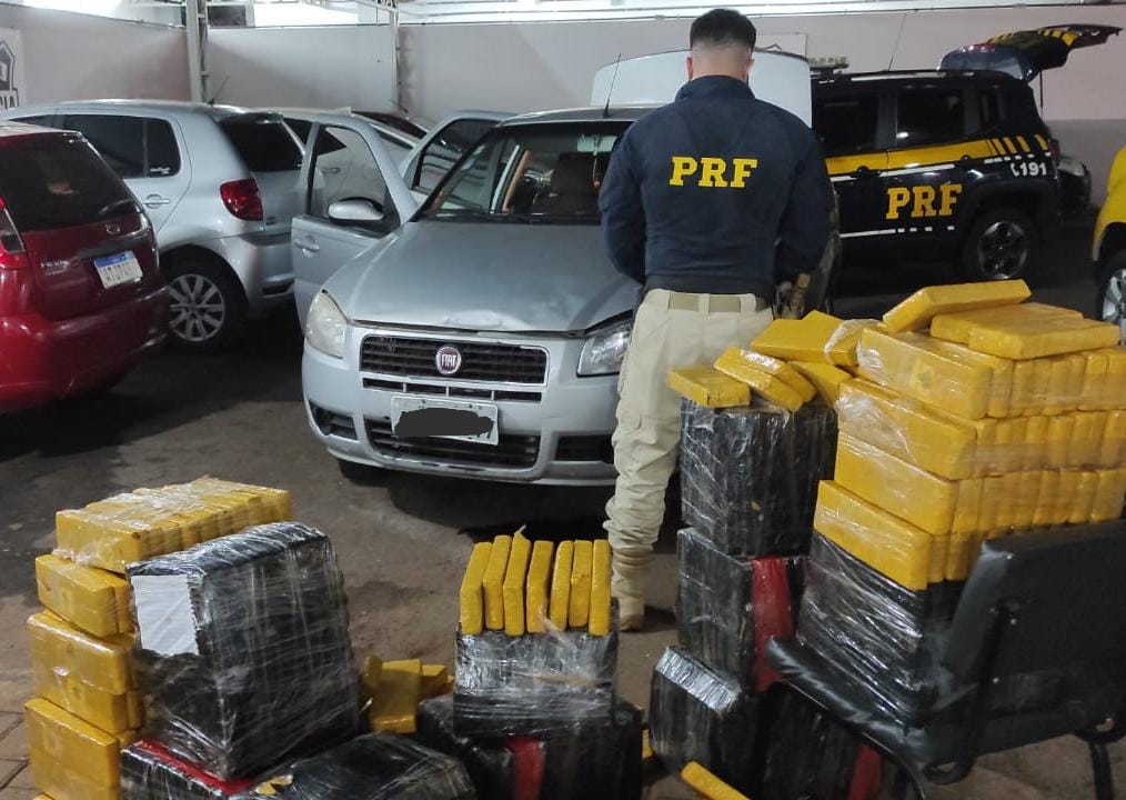 PRF apreende veículo com 390 kg de maconha em Campo Mourão