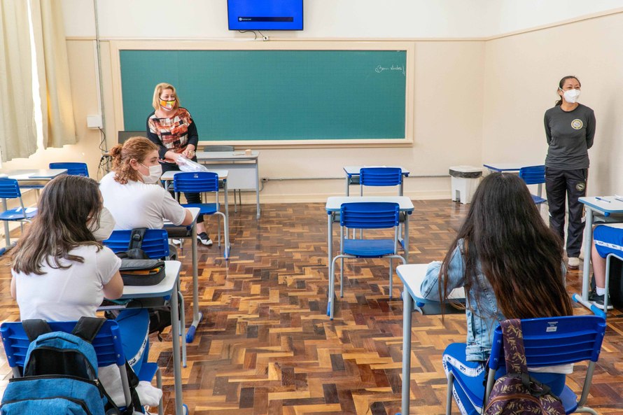 Com novo cenário da pandemia, ensino presencial passa a ser prioridade no Paraná