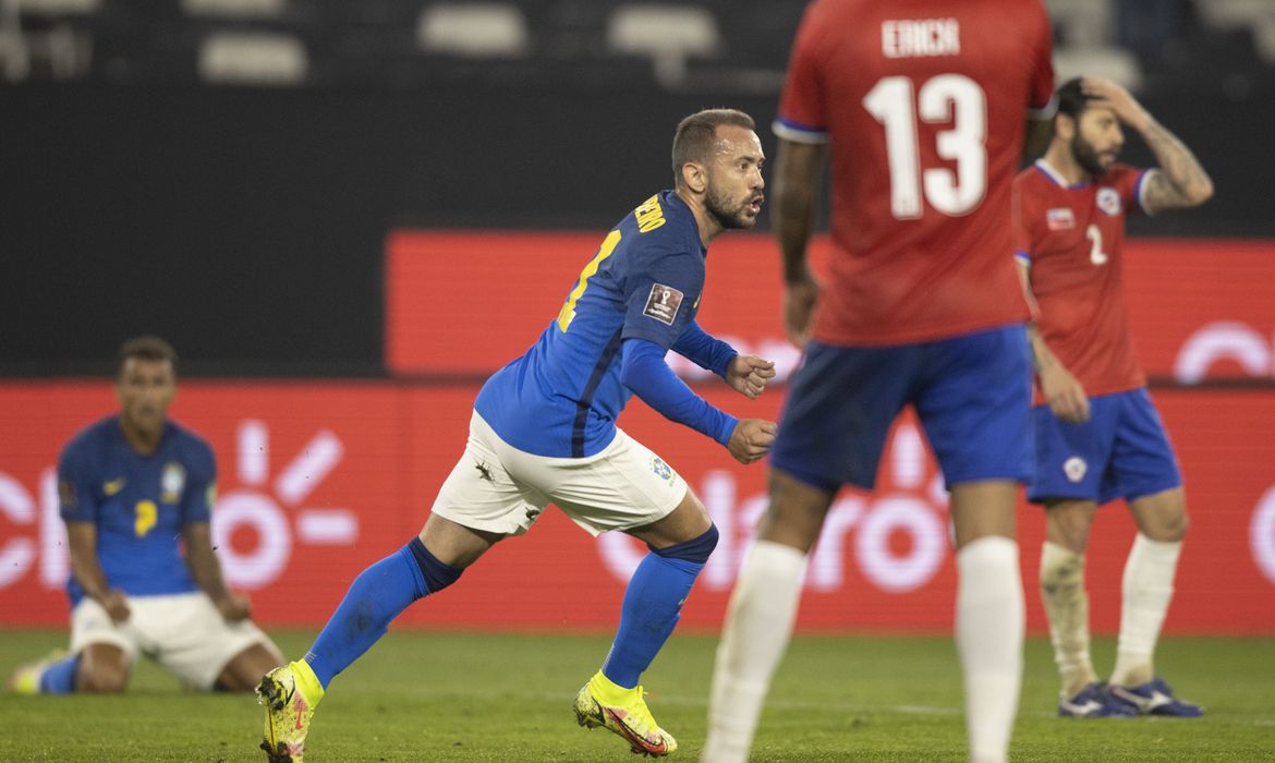 Mesmo jogando mal Brasil vence Chile pelas Eliminatórias da Copa