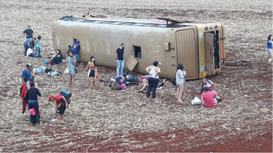 Ônibus de turismo tomba na BR 369 em Ubiratã