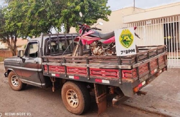Bandidos armados rendem família e roubam camioneta e moto em Mariluz