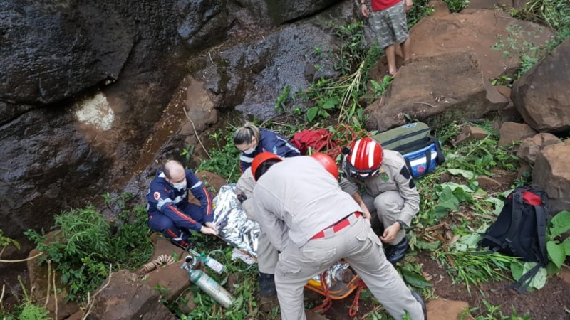 Homem fica gravemente ferido ao sofrer queda de cachoeira em Corbélia