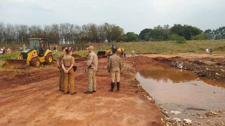 Tragédia: Duas crianças e um adulto morrem afogados em represa de água acumulada da chuva no Paraná