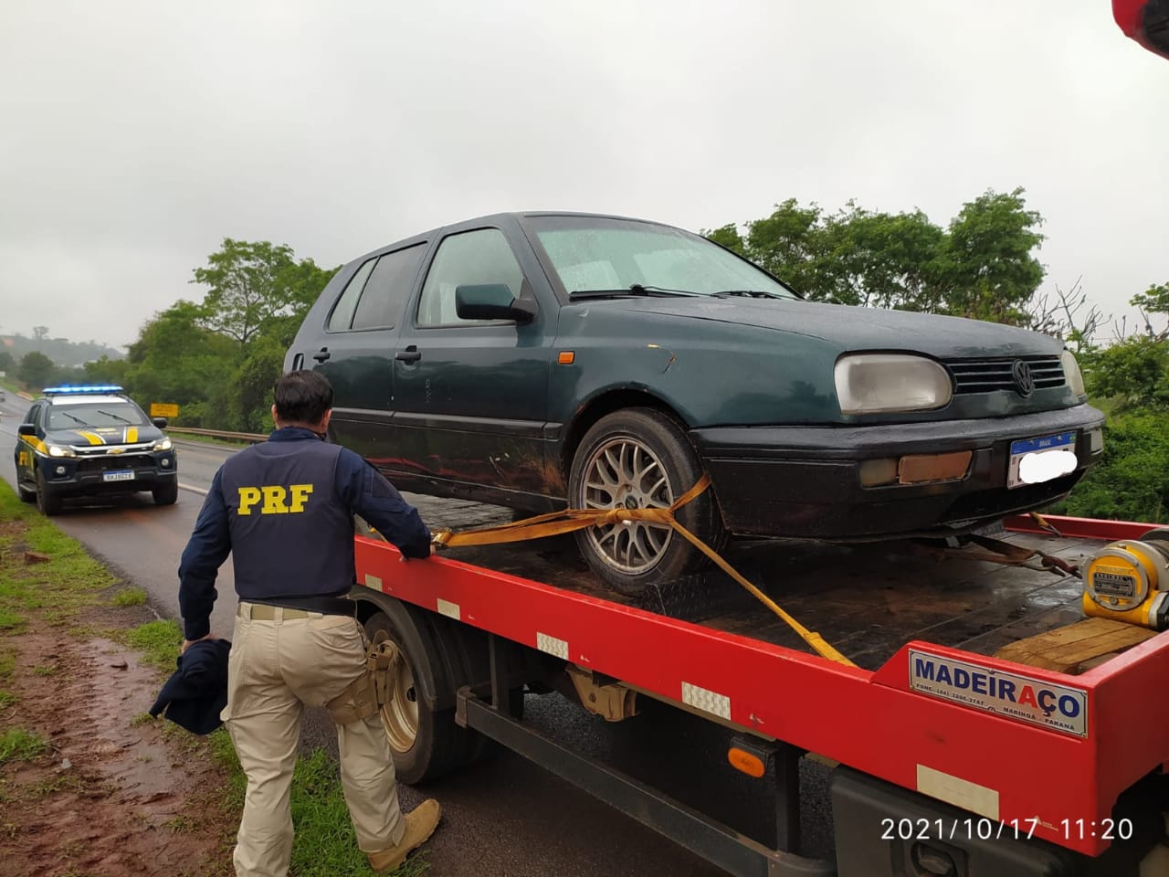 Caminhão guincho é interceptado pela PRF com drogas em Campo Mourão