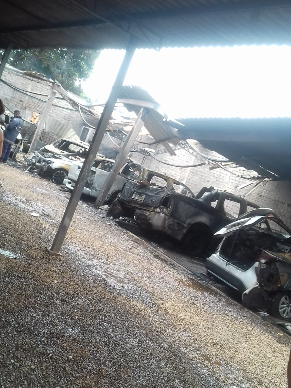 Oficina pega fogo e vários veículos ficam destruídos em Ubiratã