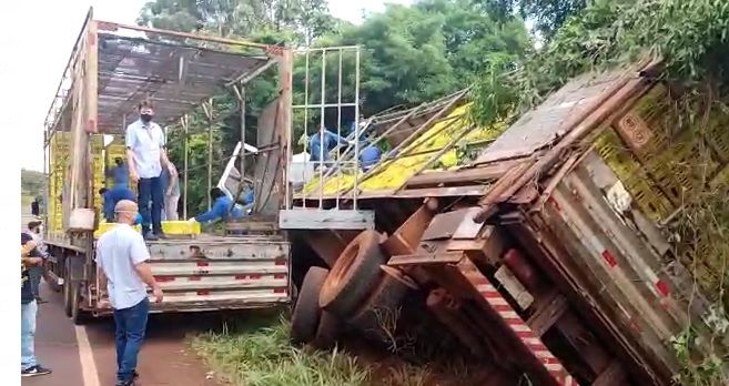 Caminhão com frangos tomba entre Cafelândia e Nova Aurora