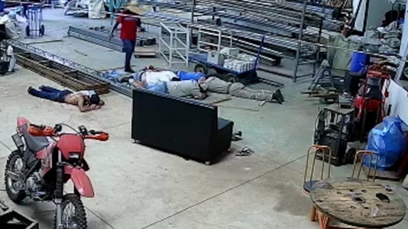 Vídeo: Criminosos fazem 9 reféns em empresa de Umuarama; 3 eram crianças