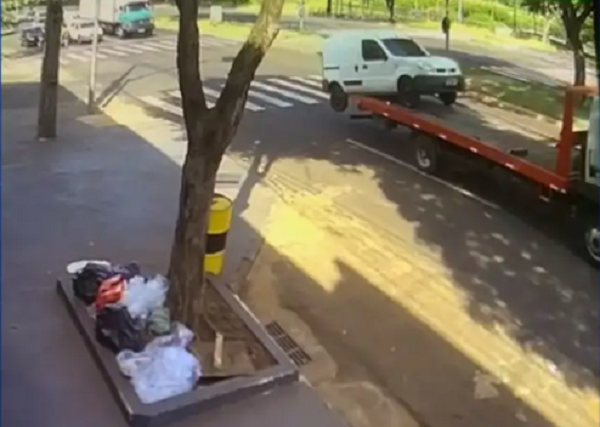 Veículo se solta de caminhão-guincho e segue sozinho por avenida em Maringá
