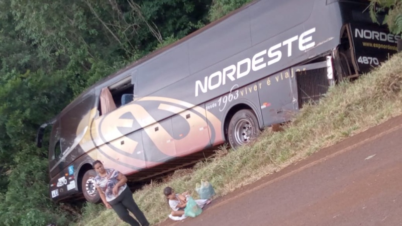 Colisão entra ônibus e caminhão é registrado entre Roncador e Nova Cantu