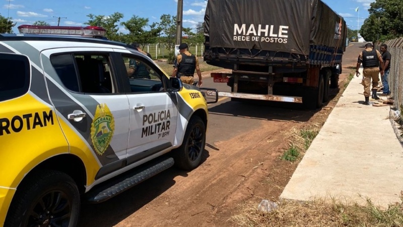 Polícia Militar apreende caminhão com cigarros do Paraguai em Goioerê