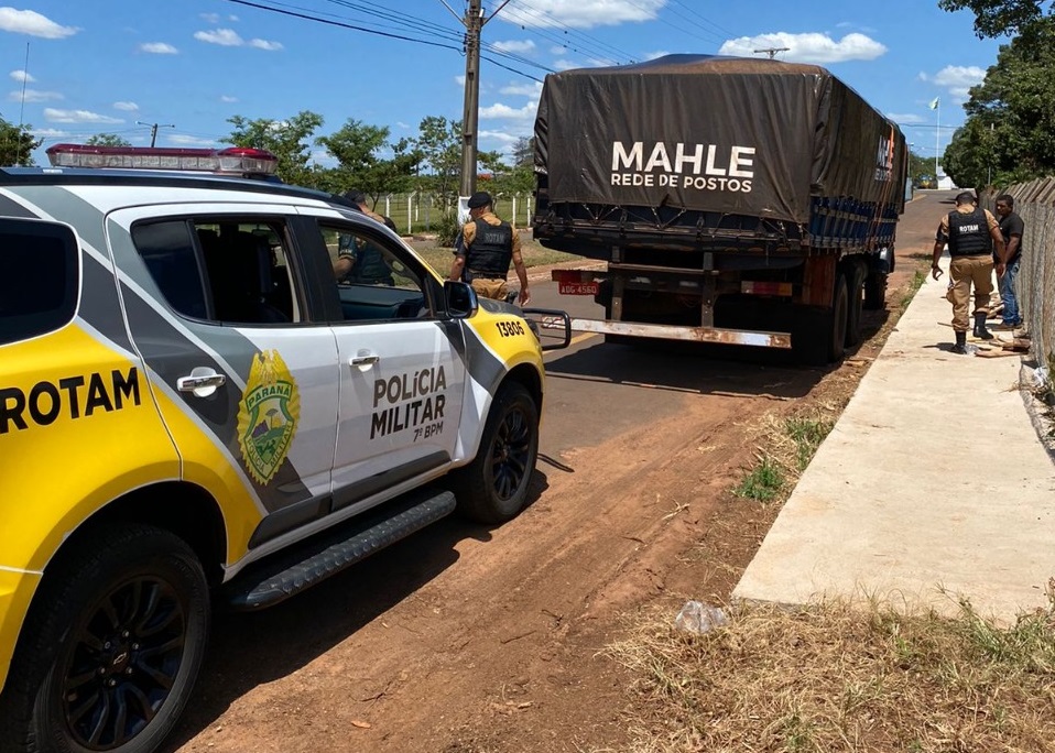 Polícia Militar apreende caminhão com cigarros do Paraguai em Goioerê