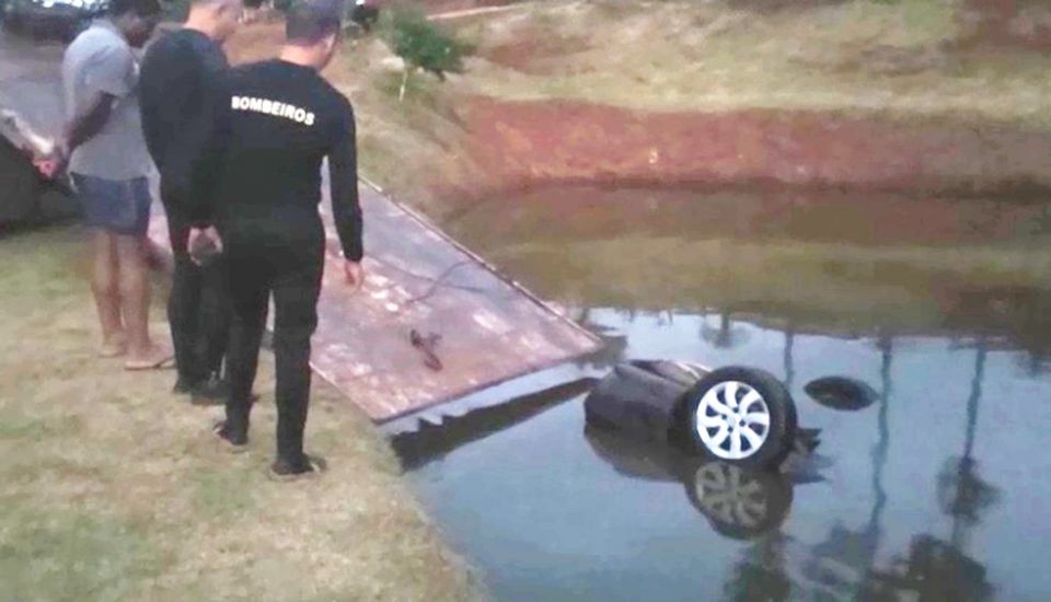 Um ladrão morre afogado e outros dois são presos após veículo cair em açude durante fuga no Paraná