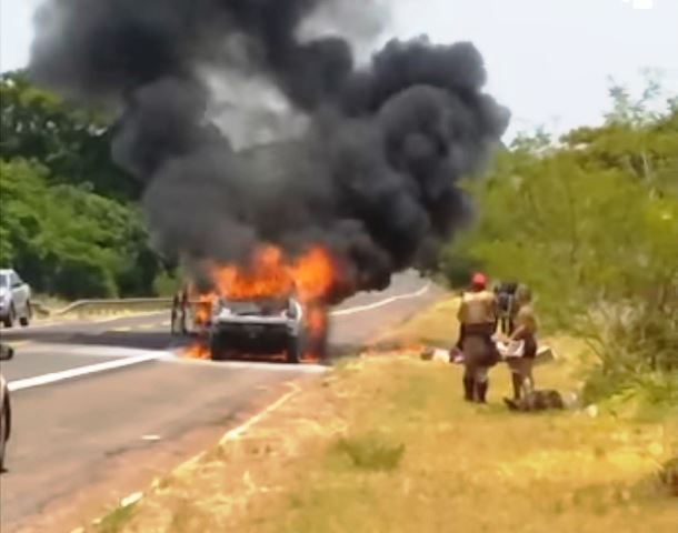 Camioneta é consumida por fogo na rodovia PR 272