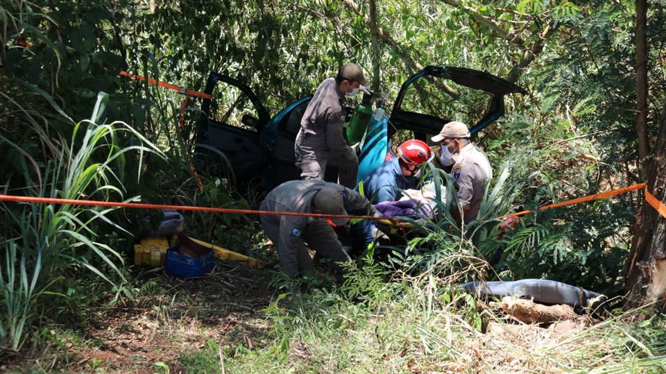 Idoso sofre mal súbito e cai com veículo em ribanceira na PR 317