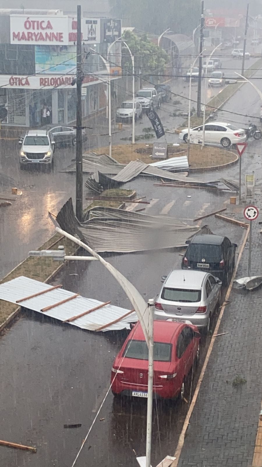 Temporal causa transtorno e grande estrago nesta terça-feira em Cafelândia