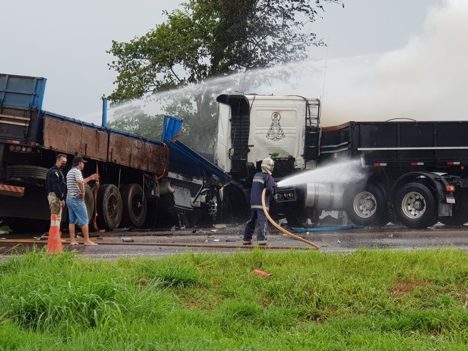 Veja o vídeo do momento da colisão envolvendo  caminhões na BR 369 em Ubiratã