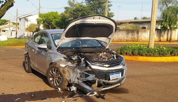 Civic e Cruze colidem no cruzamento das Avenidas Yolanda e Clodoaldo em Ubiratã