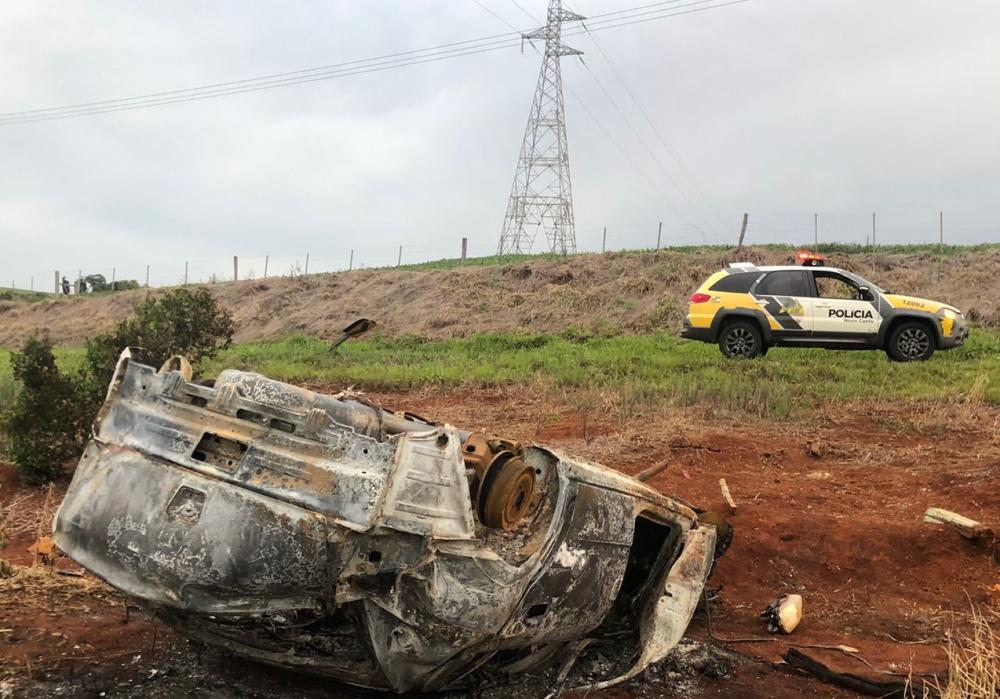 Veículo que capotou e foi abandonado entre Nova Cantu e Roncador aparece incendiado e depredado