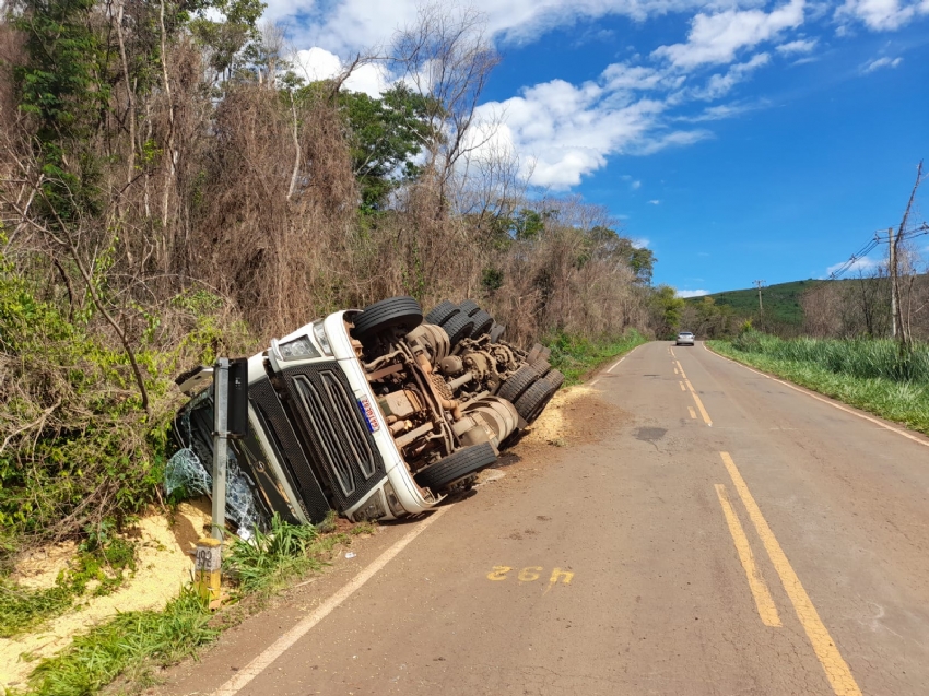 Caminhão carregado com soja tomba em Campina da Lagoa