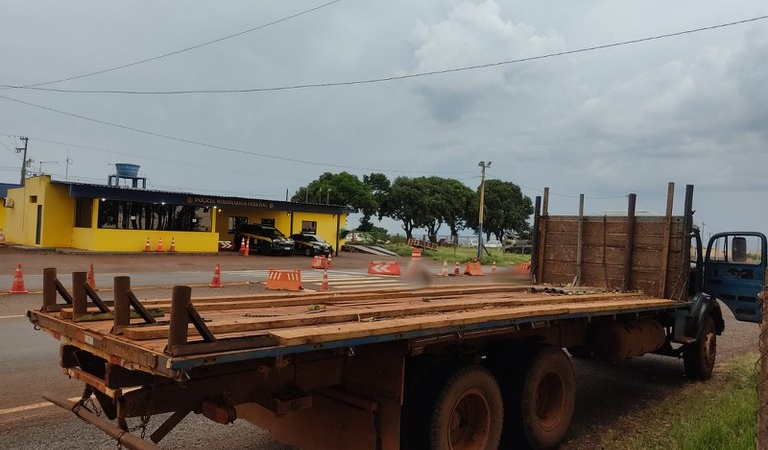 PRF recolhe caminhão em Ubiratã que utilizava uma barra de aço como para-choque traseiro