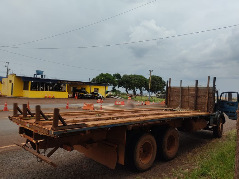 PRF recolhe caminhão em Ubiratã que utilizava uma barra de aço como para-choque traseiro