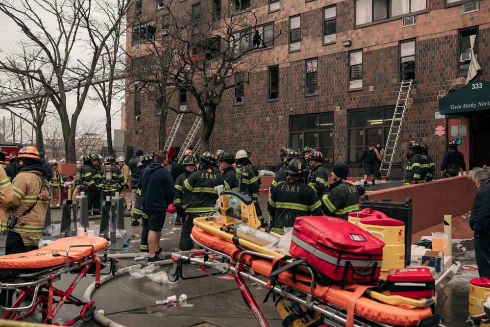 Incêndio em Nova York deixa 19 mortos, nove deles crianças