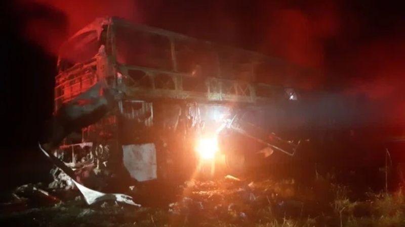 Ônibus com 55 passageiros pega fogo no Paraná
