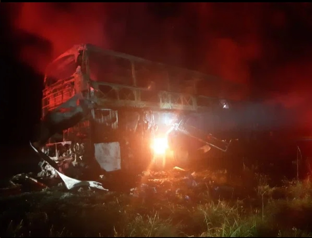 Ônibus com 55 passageiros pega fogo no Paraná
