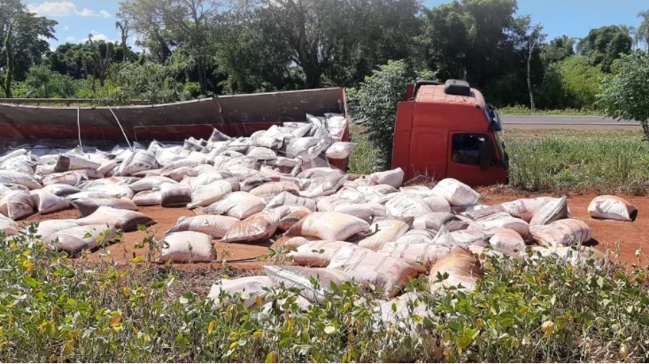 Carreta sai de pista e sacos de farinha ficam espalhados na BR 369