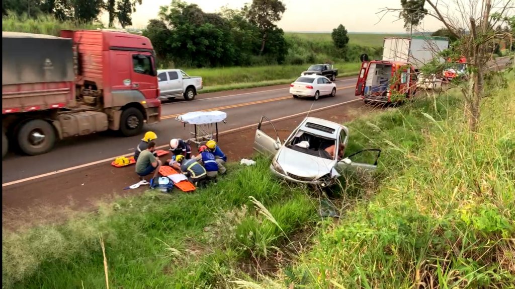 Quatro pessoas ficam feridas após colisão contra  barranco as margens da BR 369