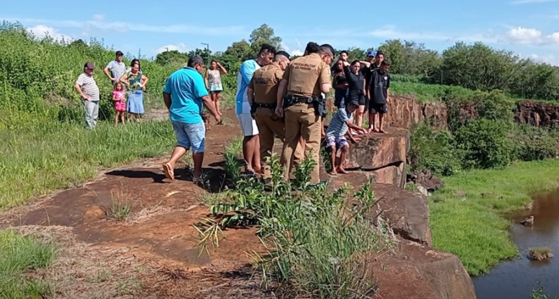 Jovem de 23 anos tenta suicídio ao pular de penhasco de 10 metros