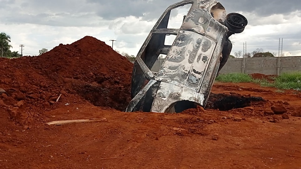 Veículo é encontrado carbonizado, em Campo Mourão